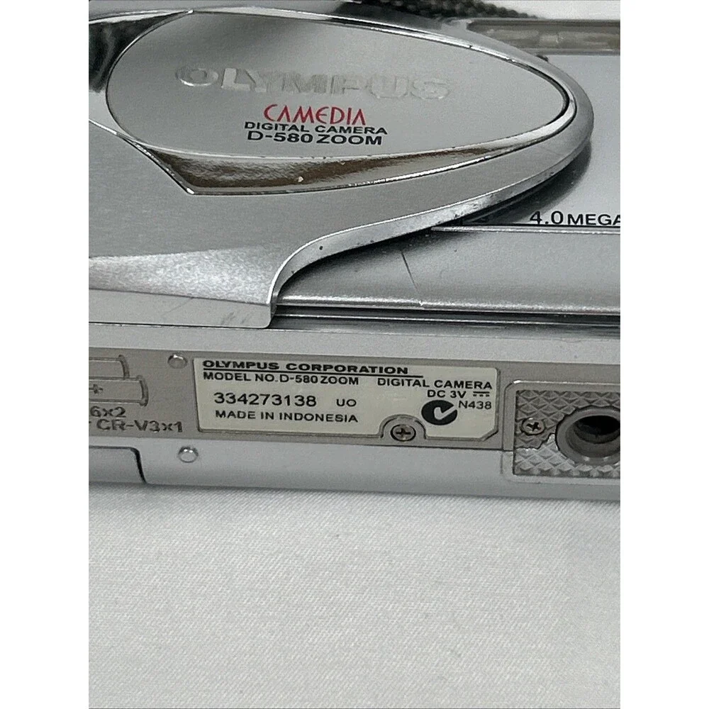 Olympus Camedia D-580 Silver Zoom 4.0MP Digital Camera w/ Memory Card WORKING